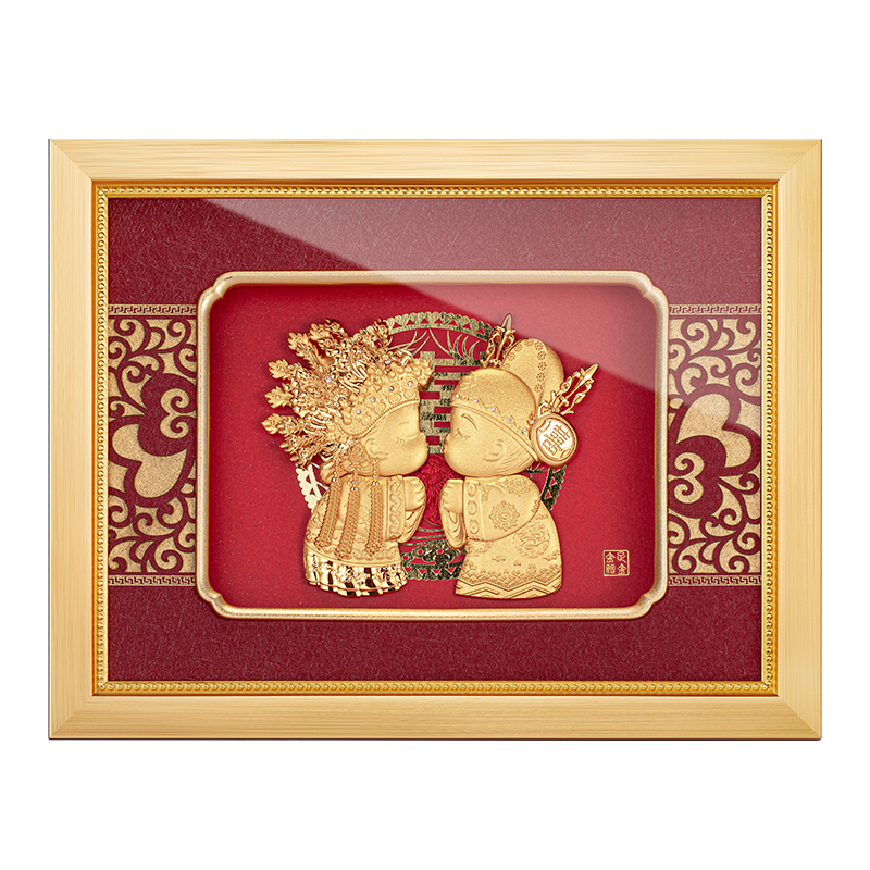 金石良缘金箔画，金色画框内的一对喜庆人物